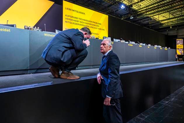 23.11.25, Mitgliederversammlung von Borussia Dortmund in den Westfalenhallen Dortmund. Dr. Christian Hockenjos (l) spricht mit Präsident Dr. Reinhold Lunow. Copyright: xInderlied Kirchner-Mediax