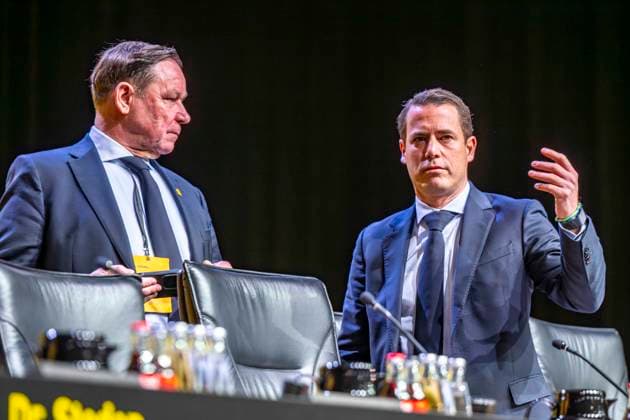 23.11.25, Mitgliederversammlung von Borussia Dortmund in den Westfalenhallen Dortmund. Dr. Christian Hockenjos (l) spricht mit Geschäftsführer Lars Ricken. Copyright: xInderlied Kirchner-Mediax