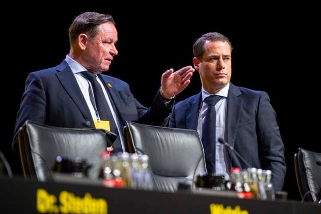 23.11.25, Mitgliederversammlung von Borussia Dortmund in den Westfalenhallen Dortmund. Dr. Christian Hockenjos (l) spricht mit Geschäftsführer Lars Ricken. Copyright: xInderlied Kirchner-Mediax