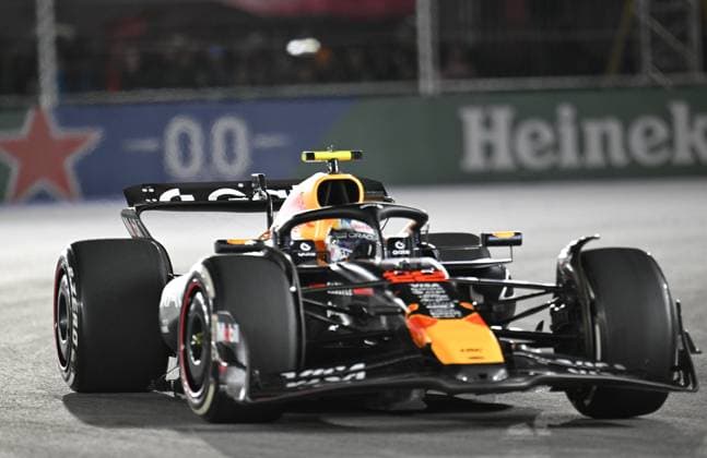 Formula 1 Grand Prix of Las Vegas 2025 - Race night LAS VEGAS, NEVADA - NOVEMBER 22: Yuki Tsunoda of Oracle Red Bull Racing (22) competes the race for championship of F1 Grand Prix of Las Vegas at Las Vegas Strip Circuit on November 22, 2025 in Las Vegas, Nevada, United States. Tayfun Coskun Anadolu Las Vegas United States. Editorial use only. Please get in touch for any other usage.  Copyright: x2025xAnadoluxTayfunxCoskunx