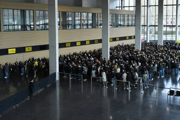 Mitgliederversammlung Borussia Dortmund am 23.11.2025 in der Westfalenhalle in Dortmund Lange Schlangen an den Einlasskontrollen