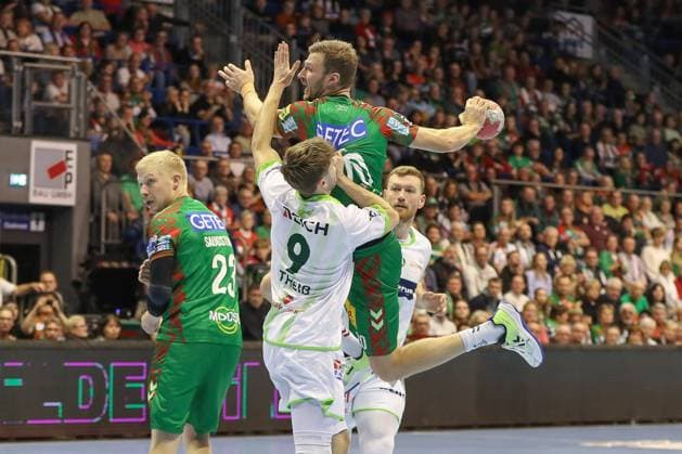 22.11.2025, xgox, Handball - Daikin HBL SC Magdeburg - HSG Wetzlar emspor, v.l. Niklas Theiss (Wetzlar, 9), Philipp Weber (Magdeburg, 20) Zweikampf, Duell, Kampf, tackle Magdeburg