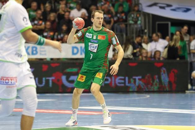 22.11.2025, xgox, Handball - Daikin HBL SC Magdeburg - HSG Wetzlar emspor, v.l. Felix Claar (Magdeburg, 7) am Ball, plays the ball Magdeburg