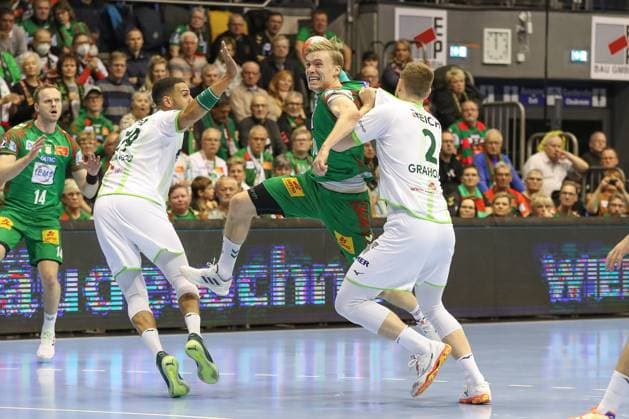 22.11.2025, xgox, Handball - Daikin HBL SC Magdeburg - HSG Wetzlar emspor, v.l. Gisli Thorgeir Kristjansson (Magdeburg, 10) wirft Tor, Torschuetze, erzielt Tor, Treffer, scores the goal Magdeburg