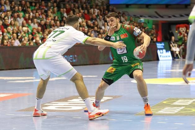 22.11.2025, xgox, Handball - Daikin HBL SC Magdeburg - HSG Wetzlar emspor, v.l. Stefan Cavor (Wetzlar, 77), Elvar Oern Jonsson (Magdeburg, 19) Zweikampf, Duell, Kampf, tackle Magdeburg