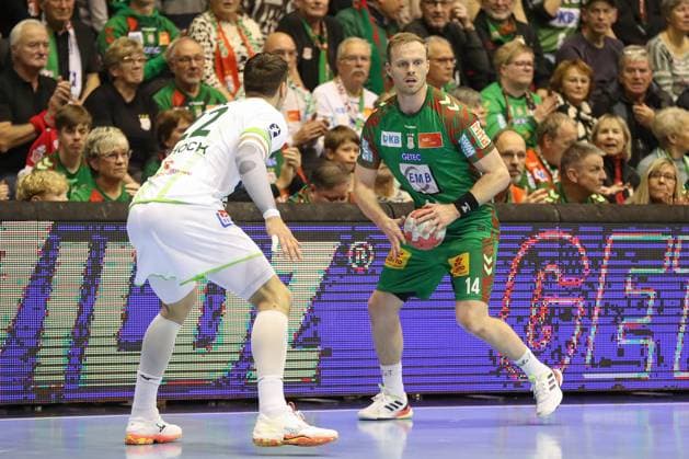 22.11.2025, xgox, Handball - Daikin HBL SC Magdeburg - HSG Wetzlar emspor, v.l. Omar Ingi Magnusson (Magdeburg, 14) am Ball, plays the ball Magdeburg