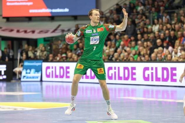 22.11.2025, xgox, Handball - Daikin HBL SC Magdeburg - HSG Wetzlar emspor, v.l. Felix Claar (Magdeburg, 7) am Ball, plays the ball Magdeburg