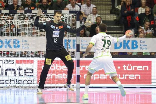 22.11.2025, xgox, Handball - Daikin HBL SC Magdeburg - HSG Wetzlar emspor, v.l. Matej Mandic (Magdeburg, 12) beim Siebenmeter gegen Ahmed Nafea (Wetzlar, 79) Magdeburg