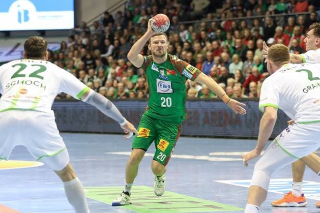 22.11.2025, xgox, Handball - Daikin HBL SC Magdeburg - HSG Wetzlar emspor, v.l. Philipp Weber (Magdeburg, 20) am Ball, plays the ball Magdeburg