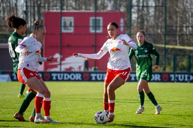 GER, Leipzig, Fußball, Google Pixel Frauen Bundesliga, 11. Spieltag, RB Leipzig vs. VFL Wolfsburg im Bild v.l.: Lisa Baum (RB Leipzig 11), Aktion 23.11.2025, RB Leipzig Training Akademie, Cottaweg Leipzig DFB REGULATIONS PROHIBIT ANY USE OF PHOTOGRAPHS AS IMAGE SEQUENCES AND OR QUASI-VIDEO, Copyright: HMBxMedia PaulxFritz