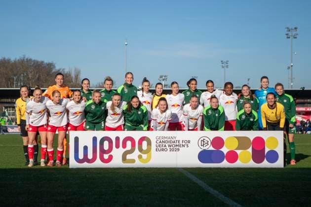 GER, Leipzig, Fußball, Google Pixel Frauen Bundesliga, 11. Spieltag, RB Leipzig vs. VFL Wolfsburg im Bild v.l.: Gruppenfoto beider Teams vor Werbebanner zur Kandiatur Frauen WM 2029 23.11.2025, RB Leipzig Training Akademie, Cottaweg Leipzig DFB REGULATIONS PROHIBIT ANY USE OF PHOTOGRAPHS AS IMAGE SEQUENCES AND OR QUASI-VIDEO, Copyright: HMBxMedia PaulxFritz