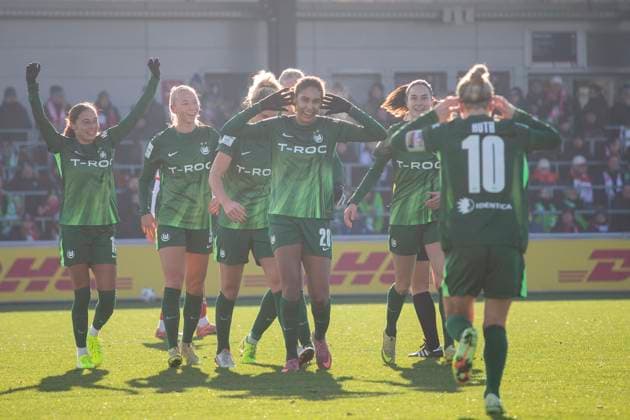 GER, Leipzig, Fußball, Google Pixel Frauen Bundesliga, 11. Spieltag, RB Leipzig vs. VFL Wolfsburg im Bild v.l.: Cora Zicai (VFL Wolfsburg 28), Svenja Huth (VFL Wolfsburg 10), Torjubel 23.11.2025, RB Leipzig Training Akademie, Cottaweg Leipzig DFB REGULATIONS PROHIBIT ANY USE OF PHOTOGRAPHS AS IMAGE SEQUENCES AND OR QUASI-VIDEO, Copyright: HMBxMedia PaulxFritz