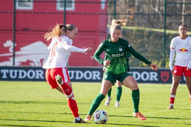 GER, Leipzig, Fußball, Google Pixel Frauen Bundesliga, 11. Spieltag, RB Leipzig vs. VFL Wolfsburg im Bild v.l.: Lou Ann Joly (RB Leipzig 06), Justine Kielland (VFL Wolfsburg 18), Zweikampf 23.11.2025, RB Leipzig Training Akademie, Cottaweg Leipzig DFB REGULATIONS PROHIBIT ANY USE OF PHOTOGRAPHS AS IMAGE SEQUENCES AND OR QUASI-VIDEO, Copyright: HMBxMedia PaulxFritz