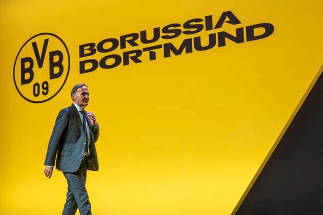 23.11.25, Mitgliederversammlung von Borussia Dortmund in den Westfalenhallen Dortmund. Geschäftsführer Hans Joachim Aki Watzke betritt die Bühne. Copyright: xInderlied Kirchner-Mediax