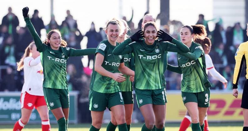 Leipzig, 23.11.2025, Red Bull Campus, Fußball, 1.Bundesliga, Frauen 11.Spieltag , RB Leipzig vs. Vfl Wolfsburg , Im Bild: Tor für Wolfsburg. Cora Zicai ( 28, Wolfsburg) trifft zum 0:1 und jubelt mit den Teamkolleginnen. , Nur zur redaktionellen Nutzung. Only editorial use. , DFL DFB regulations prohibit any use of photographs as image sequences and or quasi-video. , *** Leipzig, 23 11 2025, Red Bull Campus, Soccer, 1 Bundesliga, Women 11 Matchday , RB Leipzig vs Vfl Wolfsburg , In the picture Goal for Wolfsburg Cora Zicai 28, Wolfsburg scores to 0 1 and cheers with teammates , For editorial use only Only editorial use , DFL DFB regulations prohibit any use of photographs as image sequences and or quasi video ,