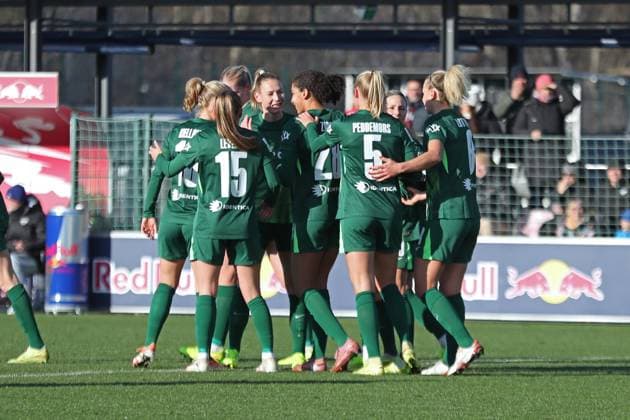 Google Pixel Frauen-Bundesliga, RB Leipzig - VfL Wolfsburg; 23.11.2025 Torjubel beim Team von Wolfsburg nach dem Treffer zum 0:1. Fußball, Google Pixel Frauen-Bundesliga, Saison 2025 2026, 11. Spieltag: RB Leipzig vs. VfL Wolfsburg am 23.11.2025, Trainingszentrum Cottaweg, Leipzig. DFB REGULATIONS PROHIBIT ANY USE OF PHOTOGRAPHS AS IMAGE SEQUENCES AND OR QUASI-VIDEO. Copyright: xBEAUTIFULxSPORTS JanxKaeferx