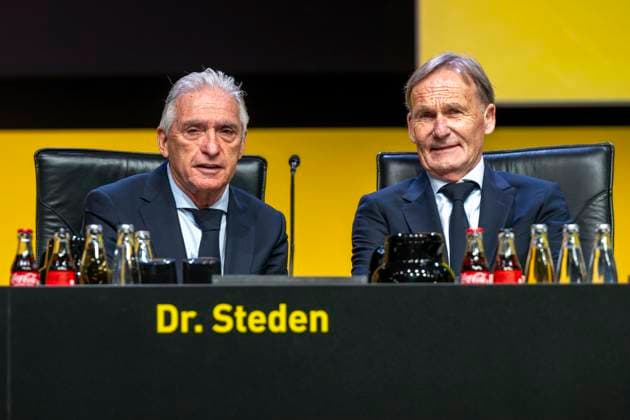23.11.25, Mitgliederversammlung von Borussia Dortmund in den Westfalenhallen Dortmund. Präsident Dr. Reinhold Lunow (l) und Geschäftsführer Hans Joachim Aki Watzke sitzen nebeneinander. Copyright: xInderlied Kirchner-Mediax