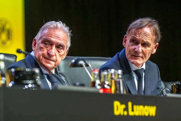 23.11.25, Mitgliederversammlung von Borussia Dortmund in den Westfalenhallen Dortmund. Präsident Dr. Reinhold Lunow (l) und Geschäftsführer Hans Joachim Aki Watzke sitzen nebeneinander. Copyright: xInderlied Kirchner-Mediax