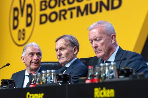 23.11.25, Mitgliederversammlung von Borussia Dortmund in den Westfalenhallen Dortmund. Präsident Dr. Reinhold Lunow (l-r) spricht mit den Geschäftsführern Hans Joachim Aki Watzke und Thomas Treß. Copyright: xInderlied Kirchner-Mediax