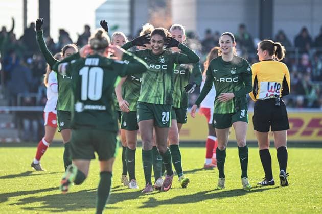 Fußball I Frauen I Saison 2025-2026 I Bundesliga I 11. Spieltag I RB Leipzig - VfL Wolfsburg I 23.11.2025 Torjubel Cora Zicai (28, VfL Wolfsburg) (Mitte) mit der Vorlagengeberin Svenja Huth (10, VfL Wolfsburg) (links) Leipzig RB Trainingszentrum, Cottaweg 7 Sachsen Deutschland Copyright: xLobeca InesxHähnelx