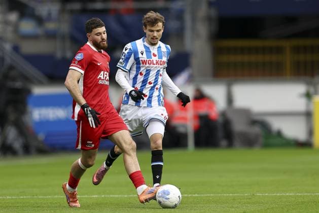 HEERENVEEN , 23-11-2025 , Abe Lenstra Stadium , season 2025 2026 , Dutch Eredivisie football , match between SC Heerenveen - AZ , picture shows AZ player Mees de Wit Heerenveen - AZ  x32154711x Copyright: