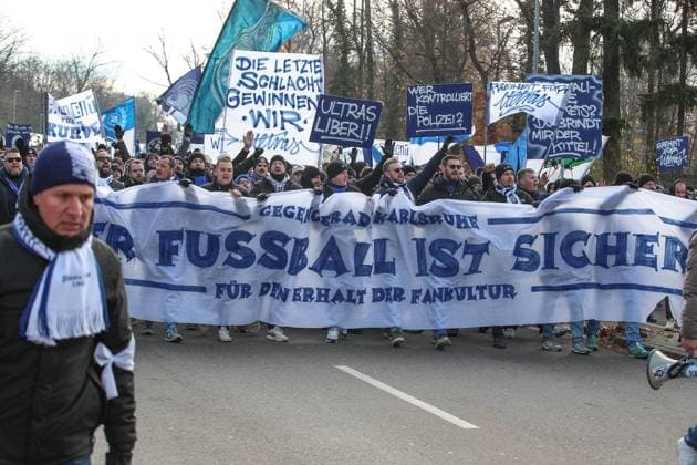 Der Fussball ist sicher. Fanmarsch der Karlsruher Fans vor dem Spiel, Karlsruher SC vs. SV Elversberg, 2. Bundesliga, 13. Spieltag, 2025 2026, 23.11.2025, DFL REGULATIONS PROHIBIT ANY USE OF PHOTOGRAPHS AS IMAGE SEQUENCES AND OR QUASI-VIDEO, Karlsruher SC vs. SV Elversberg, 2. Bundesliga, 13. Spieltag, 2025 2026, 23.11.2025 Karlsruhe Copyright: xEibner-Pressefoto JanxPrihodax EP_JPA