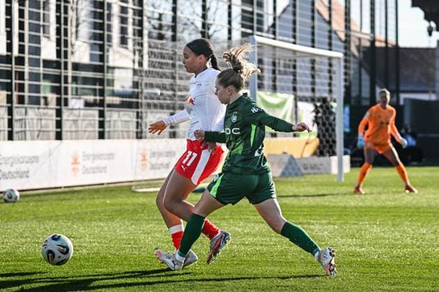 Fußball I Frauen I Saison 2025-2026 I Bundesliga I 11. Spieltag I RB Leipzig - VfL Wolfsburg I 23.11.2025 Zweikampf Lisa Baum (11, Rasenballsport Leipzig) klärt den Ball vor Janou Johanna Theodora Levels (15, VfL Wolfsburg) ins Aus Leipzig RB Trainingszentrum, Cottaweg 7 Sachsen Deutschland Copyright: xLobeca InesxHähnelx