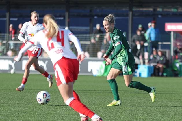 Google Pixel Frauen-Bundesliga, RB Leipzig - VfL Wolfsburg; 23.11.2025 Svenja Huth (10, VfL Wolfsburg). Fußball, Google Pixel Frauen-Bundesliga, Saison 2025 2026, 11. Spieltag: RB Leipzig vs. VfL Wolfsburg am 23.11.2025, Trainingszentrum Cottaweg, Leipzig. DFB REGULATIONS PROHIBIT ANY USE OF PHOTOGRAPHS AS IMAGE SEQUENCES AND OR QUASI-VIDEO. Copyright: xBEAUTIFULxSPORTS JanxKaeferx