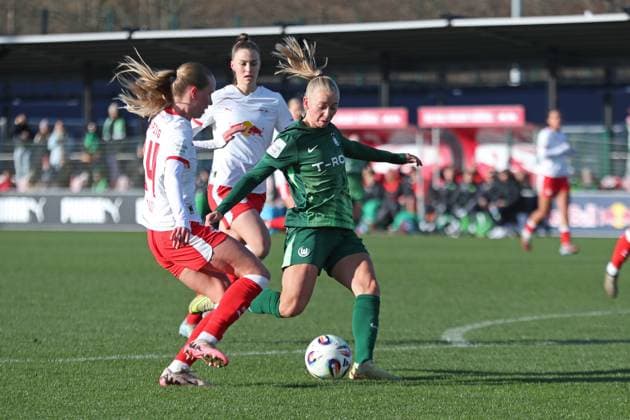 Google Pixel Frauen-Bundesliga, RB Leipzig - VfL Wolfsburg; 23.11.2025 Ella Peddemors (5, VfL Wolfsburg) holt zum Schuss aus. Fußball, Google Pixel Frauen-Bundesliga, Saison 2025 2026, 11. Spieltag: RB Leipzig vs. VfL Wolfsburg am 23.11.2025, Trainingszentrum Cottaweg, Leipzig. DFB REGULATIONS PROHIBIT ANY USE OF PHOTOGRAPHS AS IMAGE SEQUENCES AND OR QUASI-VIDEO. Copyright: xBEAUTIFULxSPORTS JanxKaeferx
