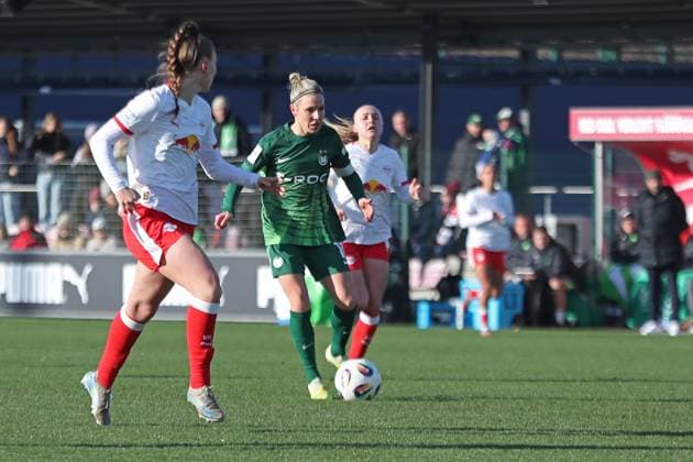 Google Pixel Frauen-Bundesliga, RB Leipzig - VfL Wolfsburg; 23.11.2025 Svenja Huth (10, VfL Wolfsburg). Fußball, Google Pixel Frauen-Bundesliga, Saison 2025 2026, 11. Spieltag: RB Leipzig vs. VfL Wolfsburg am 23.11.2025, Trainingszentrum Cottaweg, Leipzig. DFB REGULATIONS PROHIBIT ANY USE OF PHOTOGRAPHS AS IMAGE SEQUENCES AND OR QUASI-VIDEO. Copyright: xBEAUTIFULxSPORTS JanxKaeferx