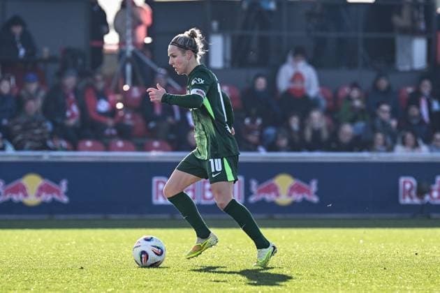 Fußball I Frauen I Saison 2025-2026 I Bundesliga I 11. Spieltag I RB Leipzig - VfL Wolfsburg I 23.11.2025 Svenja Huth (10, VfL Wolfsburg) dribbelt mit dem Ball Freisteller, Nahaufnahme, Porträt, Portrait, Einzelfoto, Einzelbild, Körper Leipzig RB Trainingszentrum, Cottaweg 7 Sachsen Deutschland Copyright: xLobeca InesxHähnelx