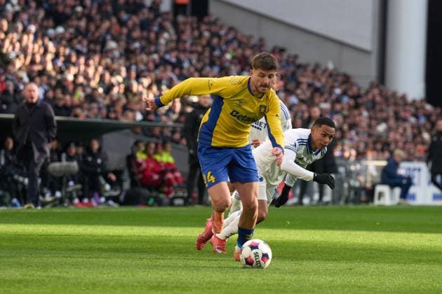 Marko Divkovic of Brondby runs with the ball from Robert Silva of FC Copenhagen during the Superliga derby match between FC Copenhagen and Brondby at Parken on November 23, 2025 in Copenhagen, Denmark (Photo by Camilla Stolen Imago) Copenhagen Denmark Copyright: xCamillaxStolenx L1093507