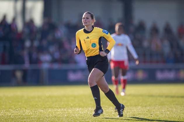 GER, Leipzig, Fußball, Google Pixel Frauen Bundesliga, 11. Spieltag, RB Leipzig vs. VFL Wolfsburg im Bild v.l.: Selina Menzel (Schiedsricherin), 23.11.2025, RB Leipzig Training Akademie, Cottaweg Leipzig DFB REGULATIONS PROHIBIT ANY USE OF PHOTOGRAPHS AS IMAGE SEQUENCES AND OR QUASI-VIDEO, Copyright: HMBxMedia PaulxFritz