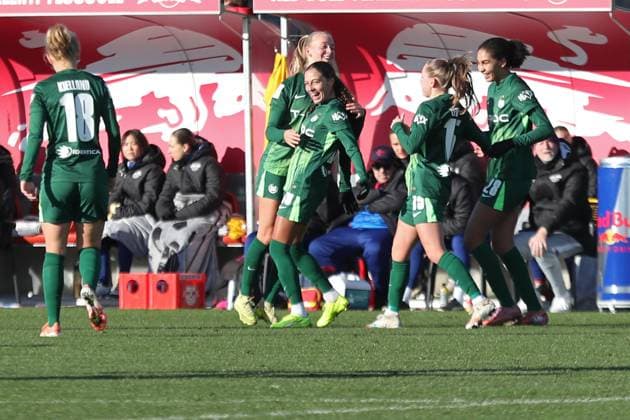 Google Pixel Frauen-Bundesliga, RB Leipzig - VfL Wolfsburg; 23.11.2025 Tor-Jubel bei Kessya Bussy (19, VfL Wolfsburg) und Team nach dem Treffer zum 0:2. Fußball, Google Pixel Frauen-Bundesliga, Saison 2025 2026, 11. Spieltag: RB Leipzig vs. VfL Wolfsburg am 23.11.2025, Trainingszentrum Cottaweg, Leipzig. DFB REGULATIONS PROHIBIT ANY USE OF PHOTOGRAPHS AS IMAGE SEQUENCES AND OR QUASI-VIDEO. Copyright: xBEAUTIFULxSPORTS JanxKaeferx