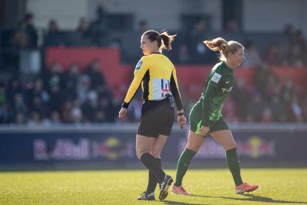 GER, Leipzig, Fußball, Google Pixel Frauen Bundesliga, 11. Spieltag, RB Leipzig vs. VFL Wolfsburg im Bild v.l.: Selina Menzel (Schiedsricherin), mit WE 29 Aufschrift auf dem Trikot ( DFB Kandidatur Frauen WM 2029 ) 23.11.2025, RB Leipzig Training Akademie, Cottaweg Leipzig DFB REGULATIONS PROHIBIT ANY USE OF PHOTOGRAPHS AS IMAGE SEQUENCES AND OR QUASI-VIDEO, Copyright: HMBxMedia PaulxFritz
