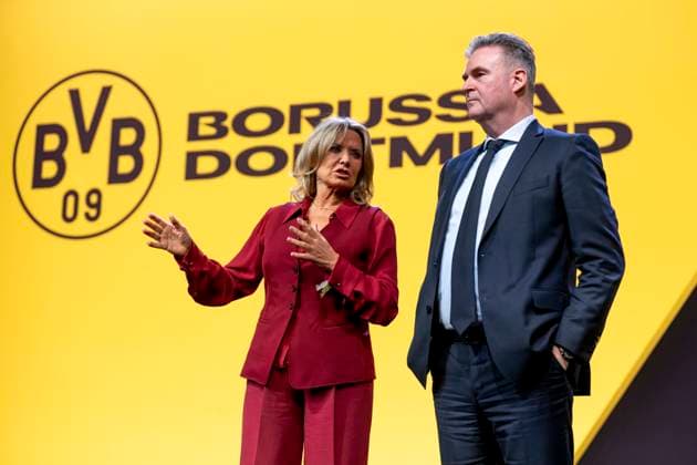 23.11.25, Mitgliederversammlung von Borussia Dortmund in den Westfalenhallen Dortmund. Silke Seidel (l) und Bernd Möllmann stehen auf der Bühne. Copyright: xInderlied Kirchner-Mediax