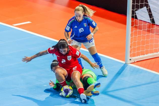 (251123) -- PASIG CITY, Nov. 23, 2025 -- Goalkeeper Mariam Sanjur (bottom) and Maryorie Perez (front) of Panama compete against Gaby Vanelli of Italy during the group D match between Italy and Panama at the FIFA Futsal Women s World Cup 2025 in Pasig City, the Philippines, Nov. 23, 2025. ) (SP)PHILIPPINES-PASIG CITY-FOOTBALL-FIFA FUTSAL WOMEN S WORLD CUP 2025-ITA VS PAN ROUELLExUMALI 