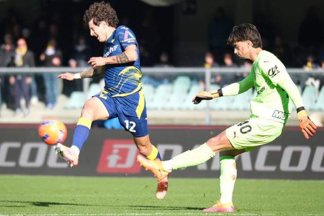 Edoardo Corvi of Parma Calcio 1913 contrasted by Domagoj Bradaric of Hellas Verona FC during the soccer match between Hellas Verona FC and Parma Calcio, MD12 of Serie A Enilive Italian soccer championship 2025 2026 at Marcantonio Bentegodi Stadium on November 23, 2025, Verona, Italy.  Copyright: xRobertoxTommasini IPAxSportx xipa-agency.netx xx IPA_68290452 IPA_Agency_IPA68290452