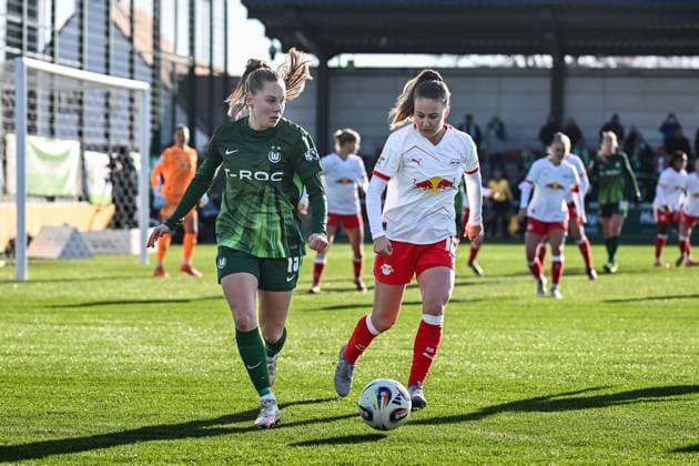 Fußball I Frauen I Saison 2025-2026 I Bundesliga I 11. Spieltag I RB Leipzig - VfL Wolfsburg I 23.11.2025 Janou Johanna Theodora Levels (15, VfL Wolfsburg) und Annabel Schasching (16, Rasenballsport Leipzig) Leipzig RB Trainingszentrum, Cottaweg 7 Sachsen Deutschland Copyright: xLobeca InesxHähnelx