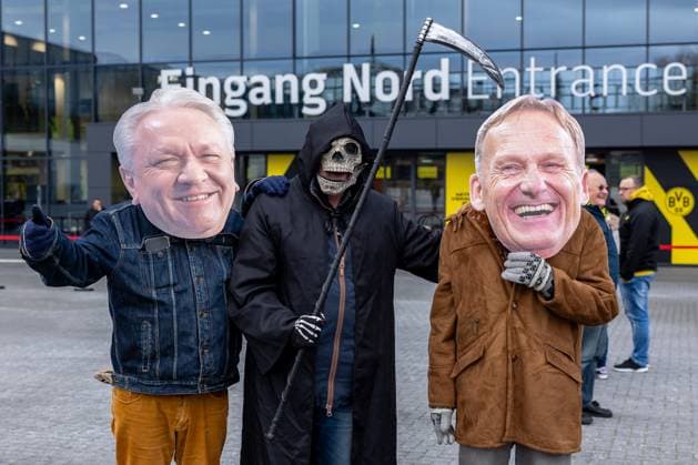 23.11.2025, Fussball, Saison 2025 2026, 1. Bundesliga, Mitgliederversammlung Borussia Dortmund, Protest gegen das Sponsoring von Rheinmetall, Personen tragen die Masken von Vorstandsvorsitzender Armin Papperger (Rheinmetall) und Vorsitzender der Geschäftsführung Hans-Joachim Watzke (Borussia Dortmund), Dortmund Messe Wetsfalenhalle NRW Deutschland xRHR-FOTO DEx *** 23 11 2025, Football, Season 2025 2026, 1 Bundesliga, General Meeting Borussia Dortmund, Protest against the sponsorship of Rheinmetall, People wear the masks of CEO Armin Papperger Rheinmetall and Chairman of the Management Hans Joachim Watzke Borussia Dortmund , Dortmund Messe Wetsfalenhalle NRW Germany xRHR PHOTO DEx Copyright: DennisxEwert RHR-FOTOx RHR-FOTO DE
