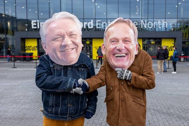 23.11.2025, Fussball, Saison 2025 2026, 1. Bundesliga, Mitgliederversammlung Borussia Dortmund, Protest gegen das Sponsoring von Rheinmetall, Personen tragen die Masken von Vorstandsvorsitzender Armin Papperger (Rheinmetall) und Vorsitzender der Geschäftsführung Hans-Joachim Watzke (Borussia Dortmund), Dortmund Messe Wetsfalenhalle NRW Deutschland xRHR-FOTO DEx Copyright: DennisxEwert RHR-FOTOx RHR-FOTO DE