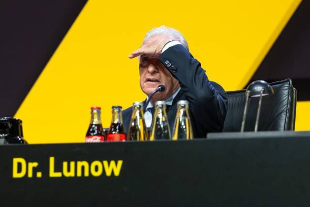 23.11.2025, Fussball, Saison 2025 2026, 1. Bundesliga, Mitgliederversammlung Borussia Dortmund, Präsident Dr. Reinhold Lunow (Borussia Dortmund) hält Ausschau, Dortmund Messe Wetsfalenhalle NRW Deutschland xRHR-FOTO DEx Copyright: DennisxEwert RHR-FOTOx RHR-FOTO DE