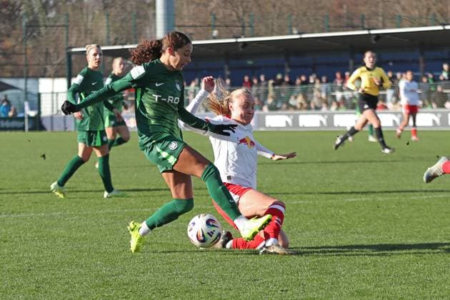 Google Pixel Frauen-Bundesliga, RB Leipzig - VfL Wolfsburg; 23.11.2025 Kessya Bussy (19, VfL Wolfsburg) gegen Lou-Ann Joly (6, RB Leipzig). Fußball, Google Pixel Frauen-Bundesliga, Saison 2025 2026, 11. Spieltag: RB Leipzig vs. VfL Wolfsburg am 23.11.2025, Trainingszentrum Cottaweg, Leipzig. DFB REGULATIONS PROHIBIT ANY USE OF PHOTOGRAPHS AS IMAGE SEQUENCES AND OR QUASI-VIDEO. Copyright: xBEAUTIFULxSPORTS JanxKaeferx