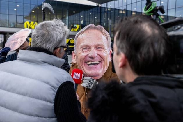 23.11.2025, Fussball, Saison 2025 2026, 1. Bundesliga, Mitgliederversammlung Borussia Dortmund, BILD Interview mit einem Kritiker am Rheinmetall Deal, der eine Maske von Vorsitzender der Geschäftsführung Hans-Joachim Watzke (Borussia Dortmund) trägt, Dortmund Messe Wetsfalenhalle NRW Deutschland xRHR-FOTO DEx Copyright: DennisxEwert RHR-FOTOx RHR-FOTO DE