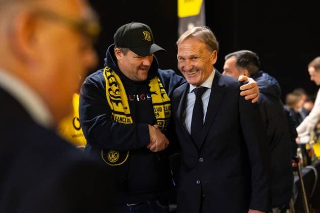 23.11.2025, Fussball, Saison 2025 2026, 1. Bundesliga, Mitgliederversammlung Borussia Dortmund, Vorsitzender der Geschäftsführung Hans-Joachim Watzke (Borussia Dortmund) zusammen mit einem Fan, Dortmund Messe Wetsfalenhalle NRW Deutschland xRHR-FOTO DEx Copyright: DennisxEwert RHR-FOTOx RHR-FOTO DE