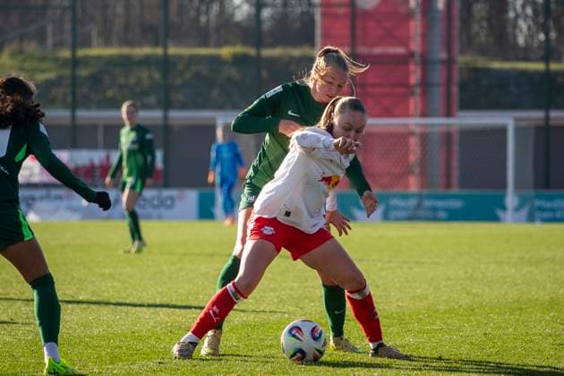 GER, Leipzig, Fußball, Google Pixel Frauen Bundesliga, 11. Spieltag, RB Leipzig vs. VFL Wolfsburg im Bild v.l.: Lou Ann Joly (RB Leipzig 06), Zweikampf 23.11.2025, RB Leipzig Training Akademie, Cottaweg Leipzig DFB REGULATIONS PROHIBIT ANY USE OF PHOTOGRAPHS AS IMAGE SEQUENCES AND OR QUASI-VIDEO, Copyright: HMBxMedia PaulxFritz