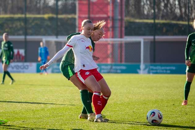 GER, Leipzig, Fußball, Google Pixel Frauen Bundesliga, 11. Spieltag, RB Leipzig vs. VFL Wolfsburg im Bild v.l.: Lou Ann Joly (RB Leipzig 06), Zweikampf 23.11.2025, RB Leipzig Training Akademie, Cottaweg Leipzig DFB REGULATIONS PROHIBIT ANY USE OF PHOTOGRAPHS AS IMAGE SEQUENCES AND OR QUASI-VIDEO, Copyright: HMBxMedia PaulxFritz