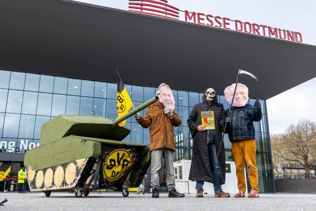 23.11.2025, Fussball, Saison 2025 2026, 1. Bundesliga, Mitgliederversammlung Borussia Dortmund, Protest gegen das Sponsoring von Rheinmetall, Personen tragen die Masken von Vorstandsvorsitzender Armin Papperger (Rheinmetall) und Vorsitzender der Geschäftsführung Hans-Joachim Watzke (Borussia Dortmund), Dortmund Messe Wetsfalenhalle NRW Deutschland xRHR-FOTO DEx Copyright: DennisxEwert RHR-FOTOx RHR-FOTO DE