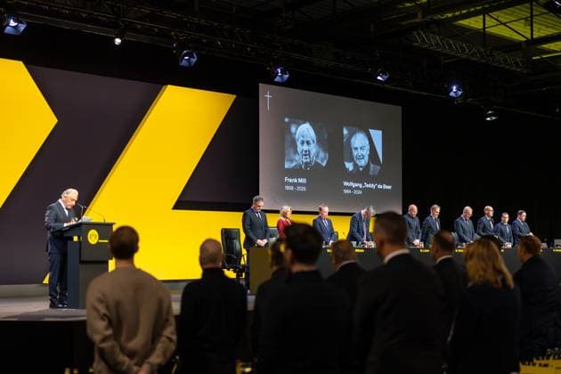 23.11.2025, Fussball, Saison 2025 2026, 1. Bundesliga, Mitgliederversammlung Borussia Dortmund, Gedenken an die verstorbenen ehemaligen Spieler Frank Mill und Wolfgang Teddy de Beer, Dortmund Messe Wetsfalenhalle NRW Deutschland xRHR-FOTO DEx Copyright: DennisxEwert RHR-FOTOx RHR-FOTO DE