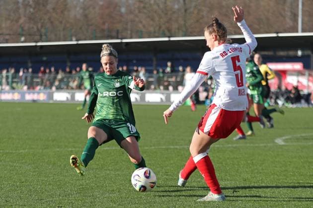 Google Pixel Frauen-Bundesliga, RB Leipzig - VfL Wolfsburg; 23.11.2025 Svenja Huth (10, VfL Wolfsburg) gegen Julia Magerl (5, RB Leipzig). Fußball, Google Pixel Frauen-Bundesliga, Saison 2025 2026, 11. Spieltag: RB Leipzig vs. VfL Wolfsburg am 23.11.2025, Trainingszentrum Cottaweg, Leipzig. DFB REGULATIONS PROHIBIT ANY USE OF PHOTOGRAPHS AS IMAGE SEQUENCES AND OR QUASI-VIDEO. Copyright: xBEAUTIFULxSPORTS JanxKaeferx